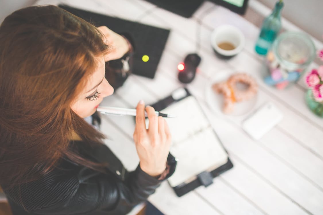 woman-hand-desk-office / Pexels